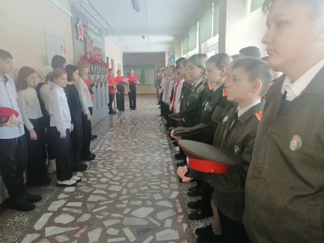 Торжественная линейка, посвященная Дню Героев Отечества.